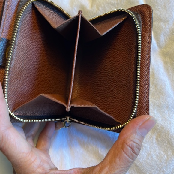 𝐀𝐔𝐓𝐇𝐄𝐍𝐓𝐈𝐂 𝐋𝐎𝐔𝐈𝐒 𝐕𝐔𝐈𝐓𝐓𝐎𝐍 𝐂𝐨𝐦𝐩𝐚𝐜𝐭 𝐖𝐚𝐥𝐥𝐞𝐭 - Picture 7 of 16